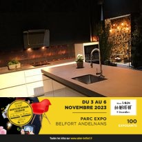 Image d'une cuisine Claude SAS - avec banderole Salon de l'Habitat Andelnans novembre 2023
